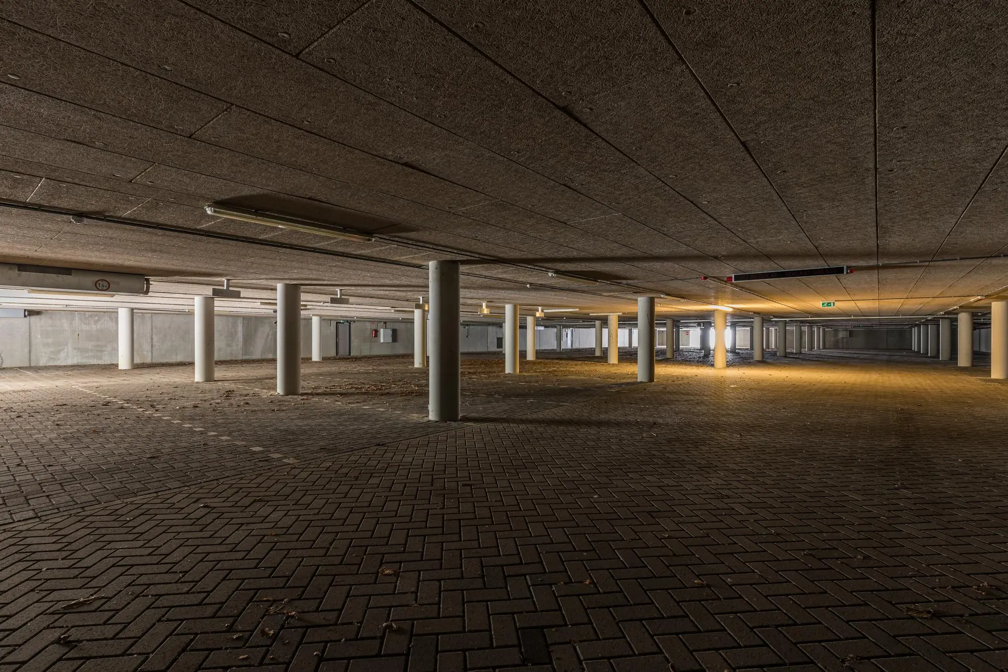 Lege ondergrondse parkeergarage aan de Laan Blussé van Oud-Alblas met betonnen pilaren en gedempt licht.